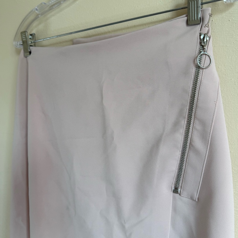 Elegant Pink Skirt with Zipper Detail